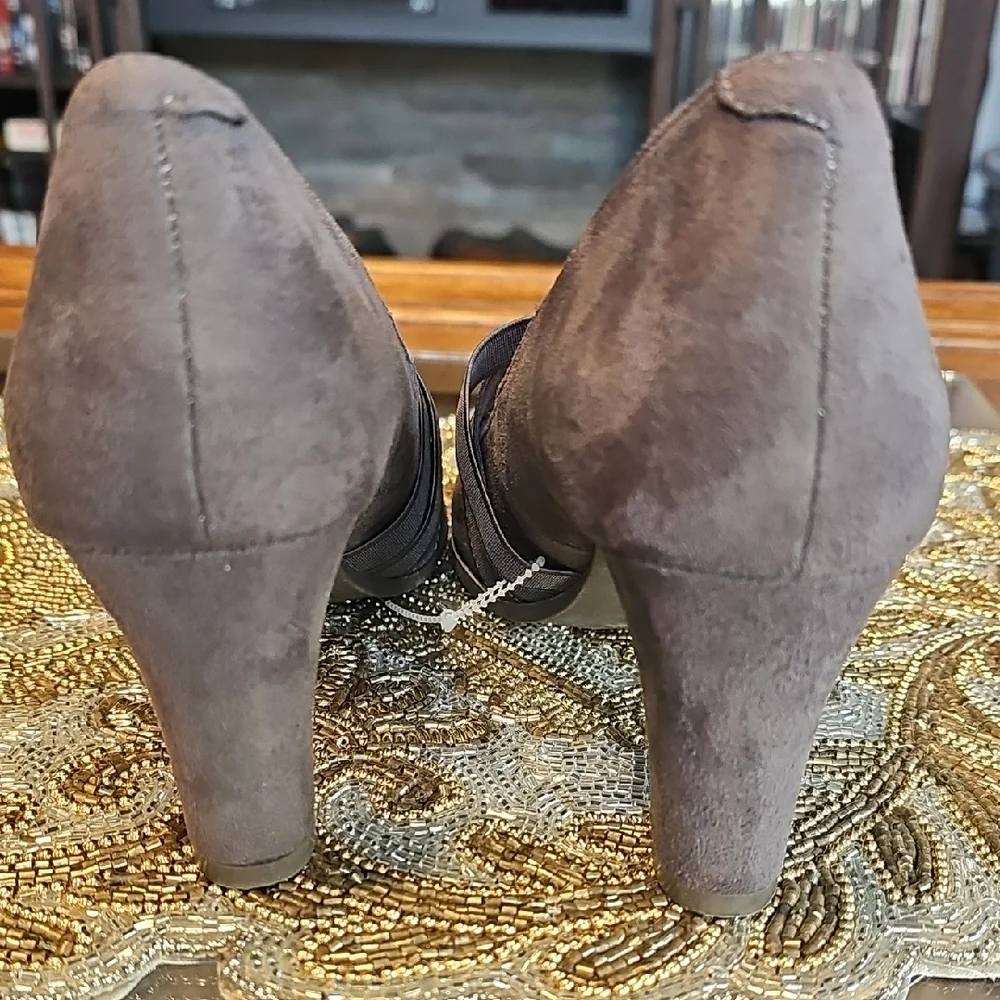 Journee Collection Suede Gray Heels - Picture 8 of 9